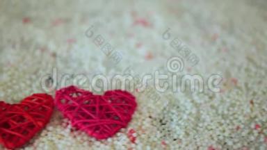 情人节沙滩上的心脏装饰画面